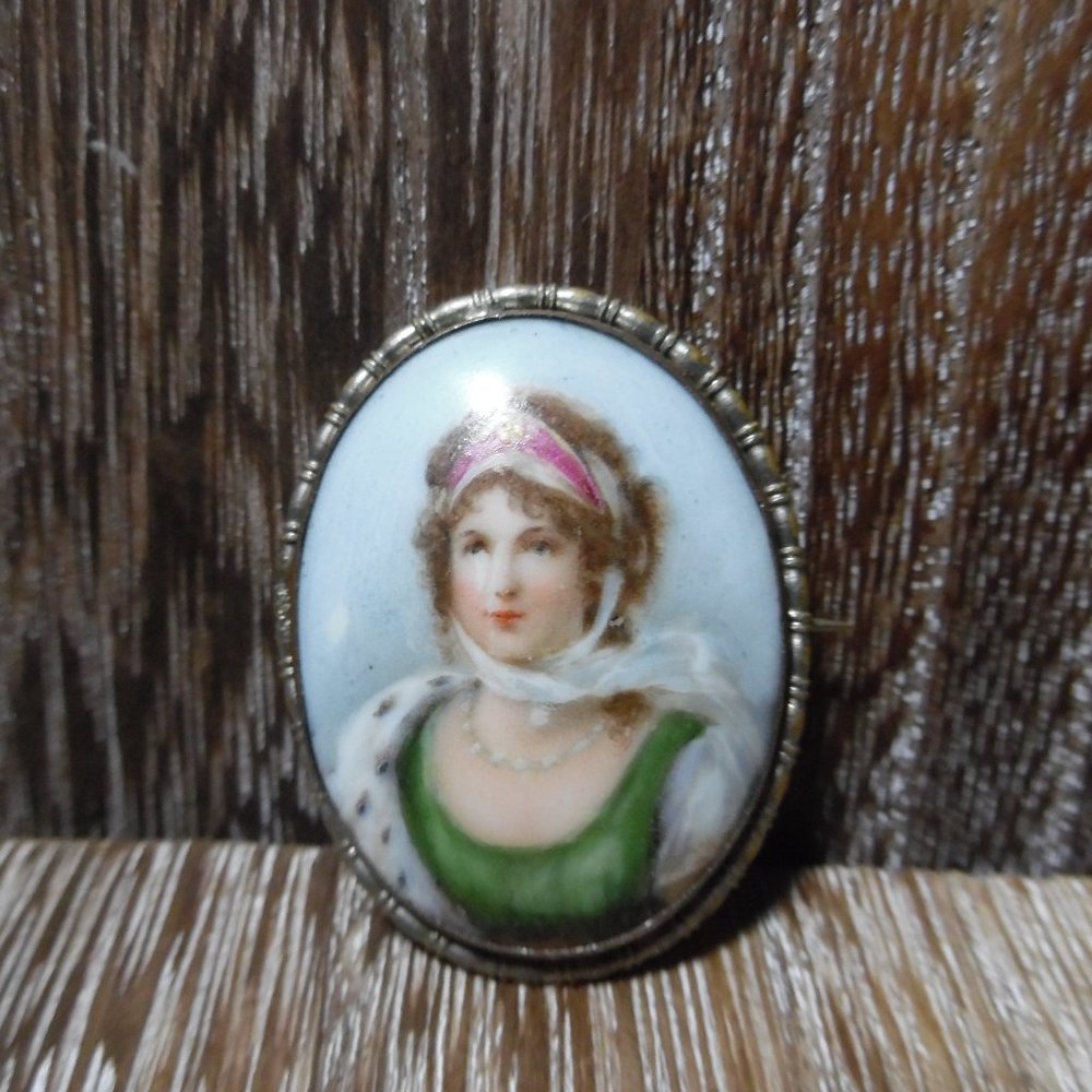VICTORIAN HANDPAINTED PORCELAIN CAMEO